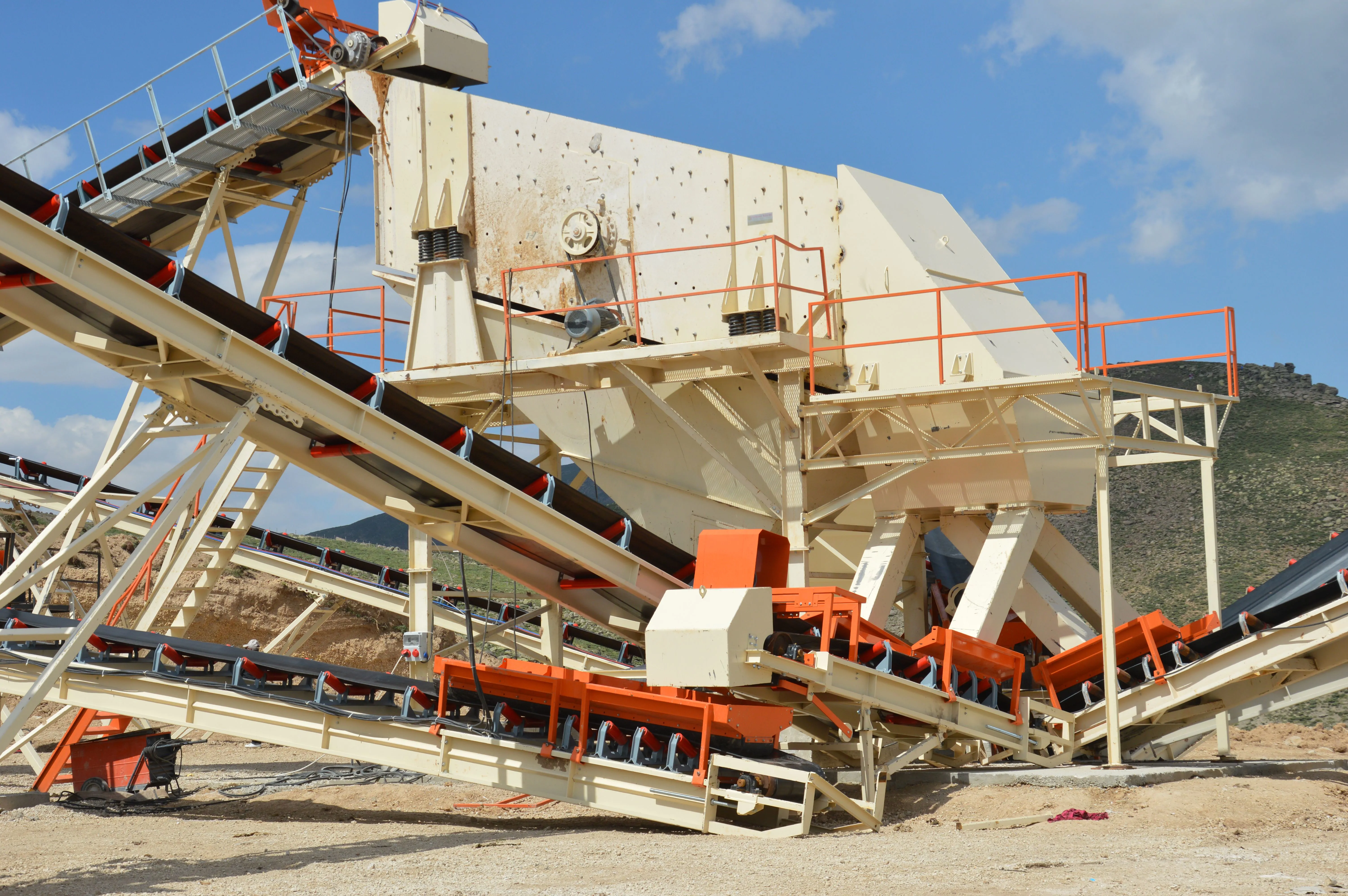 VIBRATING SCREEN